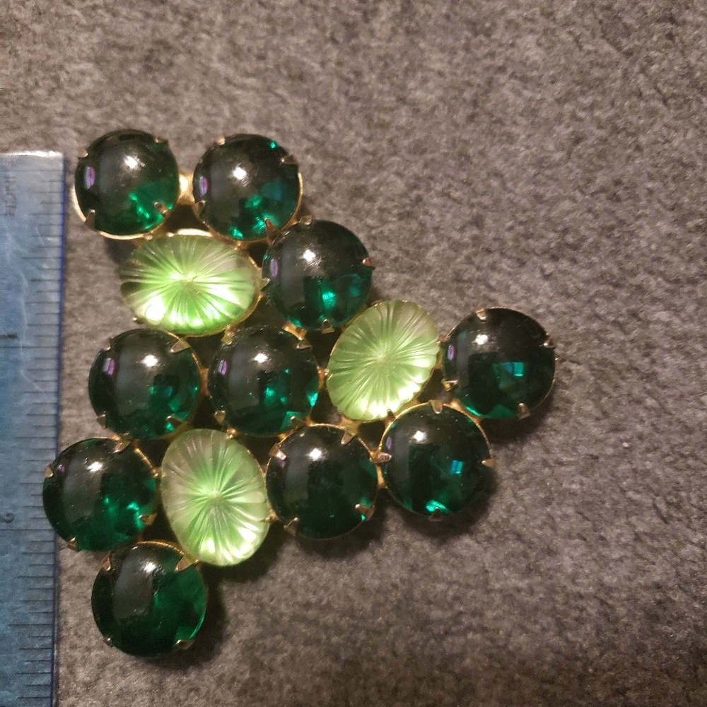 Pretty green vintage broach